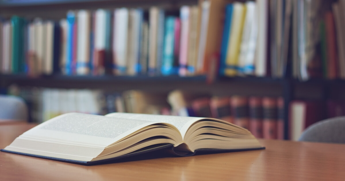 Offenes Buch auf dem Tisch